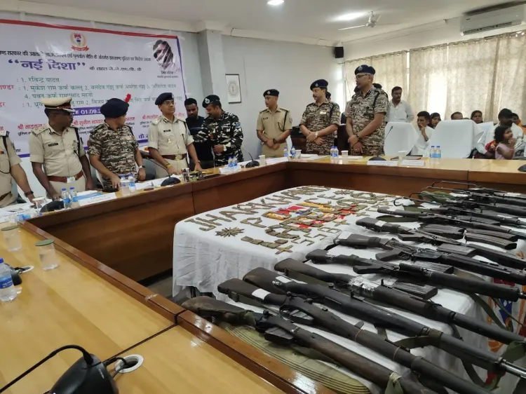 क्या लातेहार में नौ नक्सलियों ने हथियारों के जखीरे के साथ आत्मसमर्पण किया?