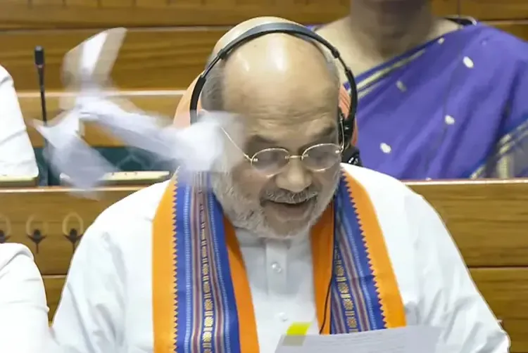 क्या लोकसभा में अमित शाह के सामने बिल फाड़कर उछालना विपक्ष का निंदनीय कृत्य है?