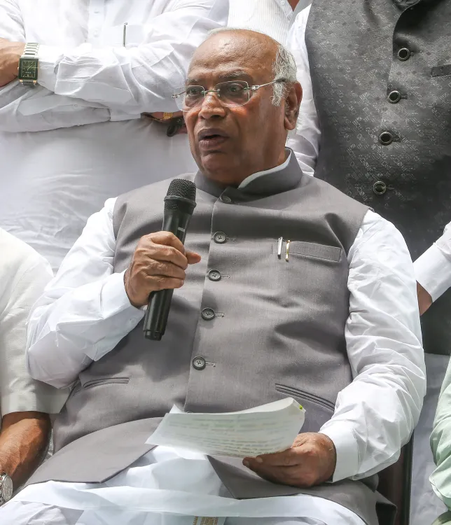 क्या लोकतंत्र के लिए महत्वपूर्ण है मतदाता सूची संशोधन पर चर्चा? खड़गे ने राज्यसभा उपसभापति को लिखा पत्र