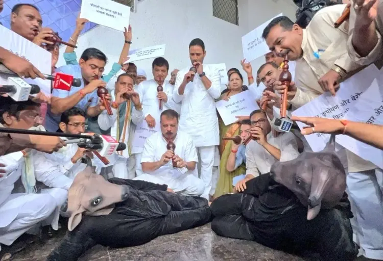 क्या मध्य प्रदेश विधानसभा परिसर में कांग्रेस विधायकों ने बजाई बीन?