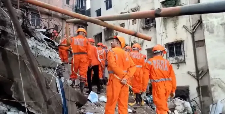 क्या महाराष्ट्र के विरार में रमाबाई अपार्टमेंट का हिस्सा ढहने से 2 की मौत हो गई?