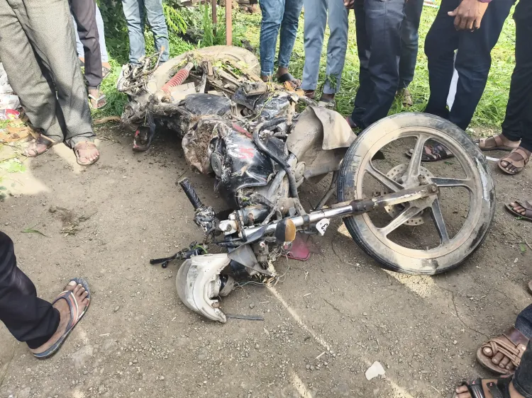 क्या महाराष्ट्र में तेज रफ्तार ट्रक ने मोटरसाइकिल को रौंदा, पिता और बच्चों की मौत?