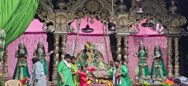 क्या मथुरा में स्वर्ण-रजत हिंडोले में विराजमान होकर बांकेबिहारी ने भक्तों को दर्शन दिए?