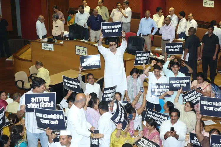 क्या एमसीडी के 12,000 कर्मचारियों को पक्का करने की मांग पर 'आप' का प्रदर्शन सफल होगा?