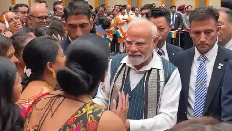 क्या प्रधानमंत्री ने प्रवासी भारतीयों से मुलाकात में हाथ जोड़कर अभिवादन किया?
