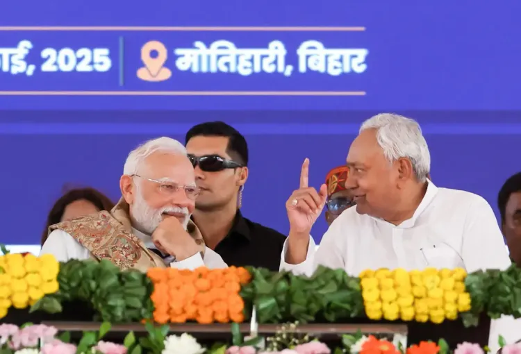 क्या पीएम मोदी ने मोतिहारी में विपक्ष पर हमला करते हुए नीतीश कुमार की तारीफ की?