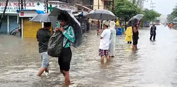 क्या मुंबई में बारिश ने हालात बिगाड़ दिए हैं? बीएमसी ने छुट्टी की घोषणा की और निजी कार्यालयों को वर्क फ्रॉम होम की सलाह दी