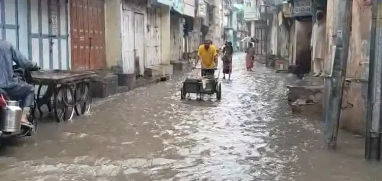 क्या मुंबई में चौथे दिन भी मूसलाधार बारिश ने शहर की रफ्तार थाम दी?