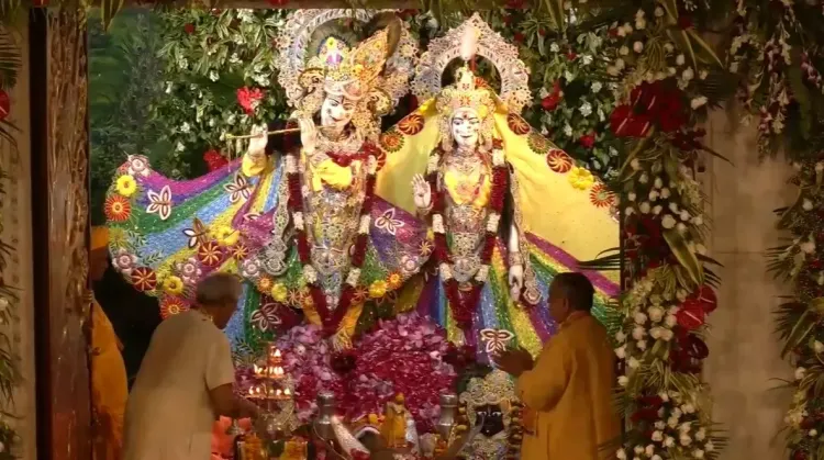 क्या नंद के घर 'आनंद' बन आए कान्हा? कृष्ण मंदिरों में उमड़ा आस्था का जनसैलाब