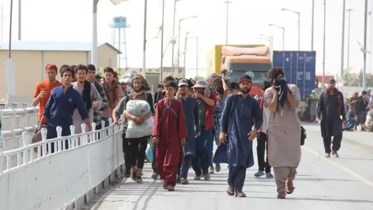 Almost One Million Afghan Refugees Make Their Way Back Home in Eight Months