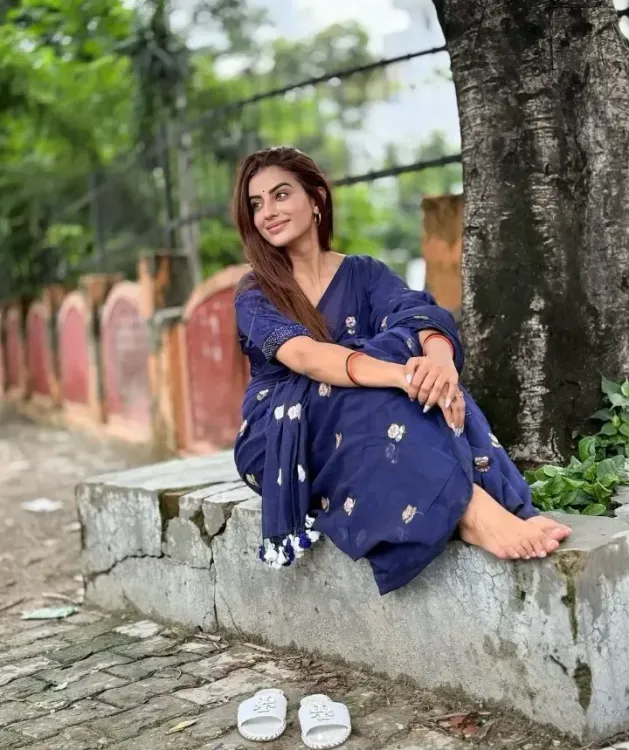 क्या नीले रंग की साड़ी में अक्षरा सिंह को देखकर फैंस बोले, 'क्लासिक ब्यूटी तो इसे कहते हैं'?