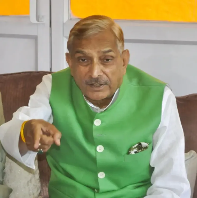 क्या सैनेटरी पैड्स पर कांग्रेस ने राहुल गांधी की तस्वीर नहीं लगाई? प्रमोद तिवारी का खुलासा