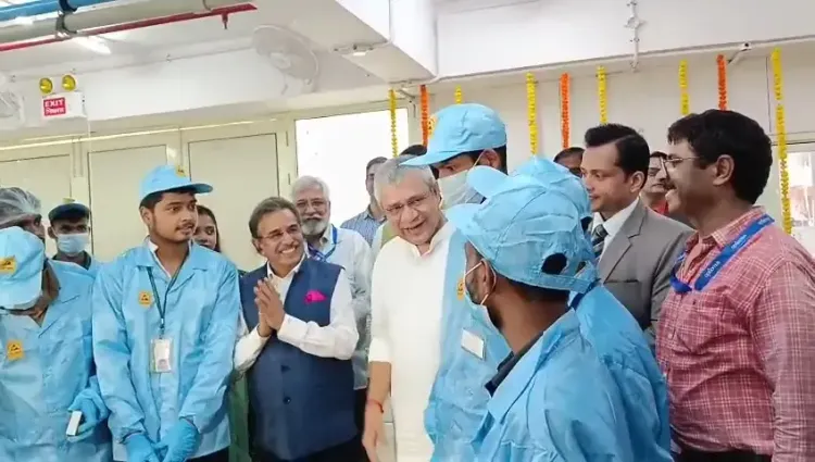 क्या केंद्रीय मंत्री अश्विनी वैष्णव ने नोएडा में टेम्पर्ड ग्लास मैन्युफैक्चरिंग यूनिट का उद्घाटन किया?
