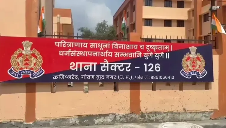 क्या नोएडा की सुपरनोवा बिल्डिंग से कूदकर युवक ने आत्महत्या की?