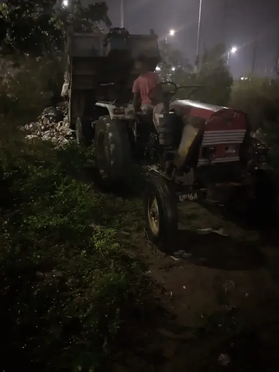 क्या नोएडा में रोड किनारे कूड़ा डालने पर ट्रैक्टर-ट्रॉली जब्त की गई?