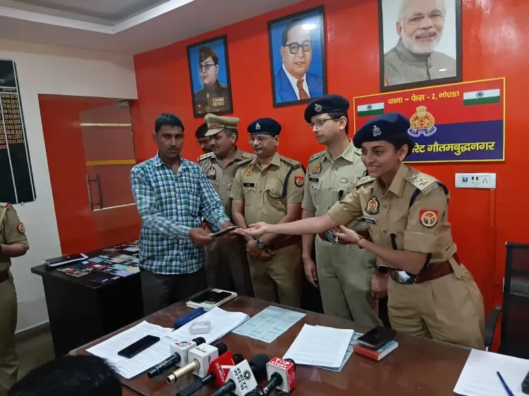 क्या नोएडा पुलिस ने खोए हुए 100 मोबाइल फोन लौटाए?