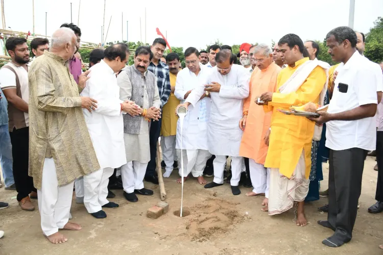 क्या नोएडा में श्री सनातन धर्म रामलीला समिति ने रामलीला के आयोजन के लिए भूमि पूजन संपन्न किया?