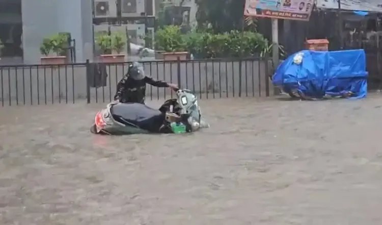 क्या पानी-पानी मुंबई में लोग परेशान हैं? नालों की सफाई समय पर होती तो क्या आज ऐसा न होता?