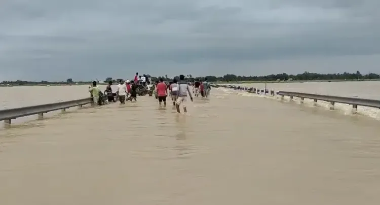 क्या पश्चिम बंगाल के मिदनापुर में बारिश ने बाढ़ की स्थिति उत्पन्न कर दी?