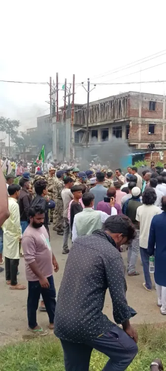 क्या पिठौरिया में धार्मिक झंडा फेंकने से तनाव उत्पन्न हुआ?