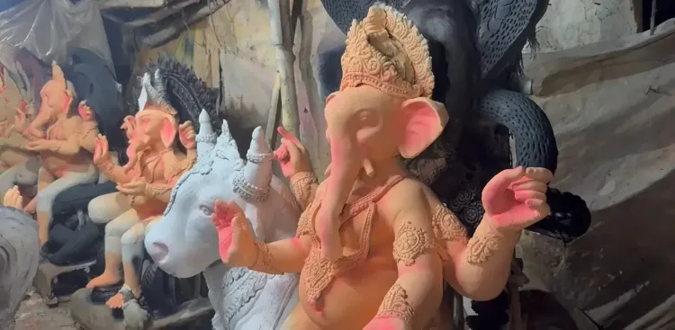 क्या प्रयागराज में गणेश की मूर्तियों को अंतिम रूप देने में जुटे हैं मूर्तिकार?