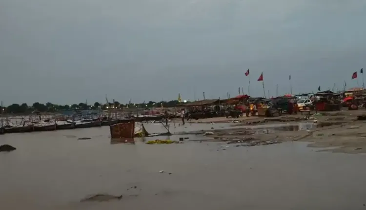 क्या प्रयागराज में गंगा का जलस्तर बढ़ने से श्रद्धालुओं और नाविकों की मुश्किलें बढ़ गई हैं?