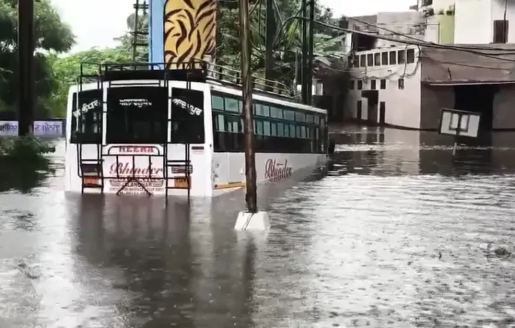 क्या जालंधर में भारी बारिश ने जनजीवन को अस्त-व्यस्त कर दिया है?