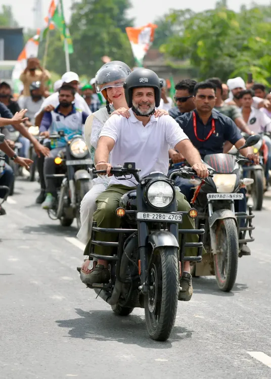 क्या राहुल गांधी ने 'वोटर अधिकार यात्रा' में फिर चलाई बुलेट, प्रियंका पीछे थीं?
