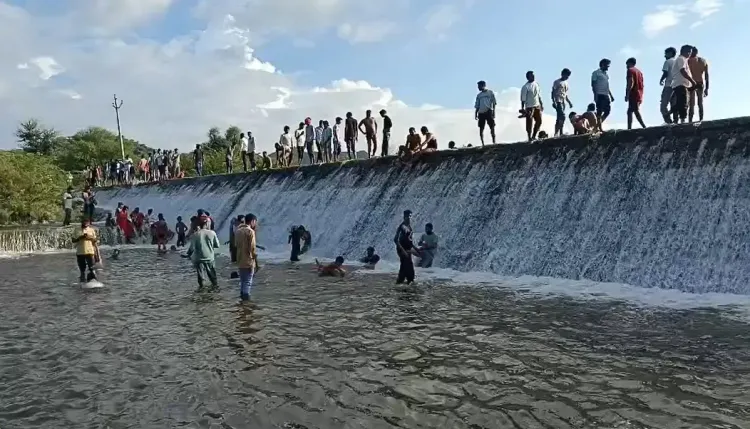क्या रायपुर बांध एक पिकनिक स्पॉट बन गया है? ओवरफ्लो देखने उमड़ी भीड़, सुरक्षा इंतजाम नदारद