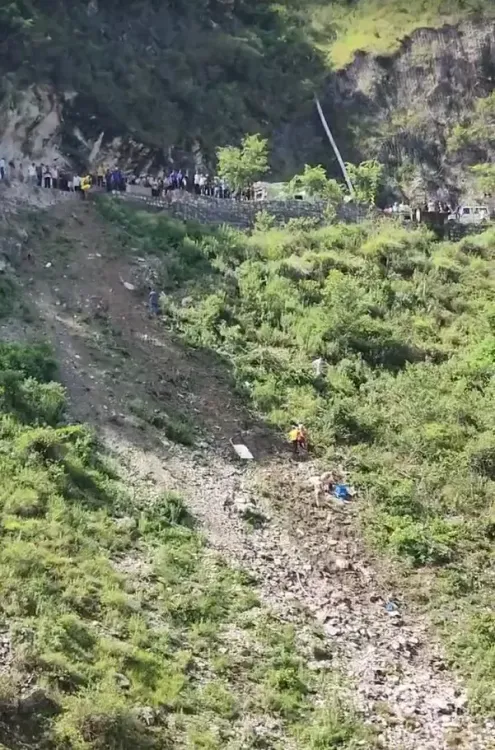 क्या बद्रीनाथ जा रहा टेंपो ट्रैवलर अलकनंदा नदी में गिर गया? एक की मौत, कई लापता, सीएम धामी ने जताया दुख
