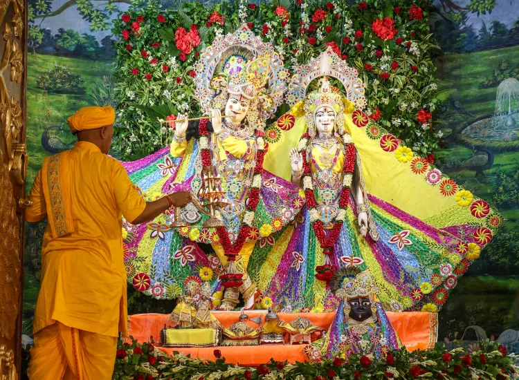 क्या सज गई वृंदावन और मथुरा की कुंज गली, बांके बिहारी मंदिर में मंगला आरती केवल श्री कृष्ण जन्मोत्सव पर होती है?