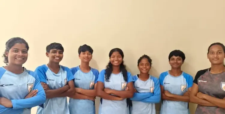 क्या झारखंड की 'फुटबॉलर बेटियां' संघर्ष की पथरीली जमीन से अंतरराष्ट्रीय पहचान बना रही हैं?