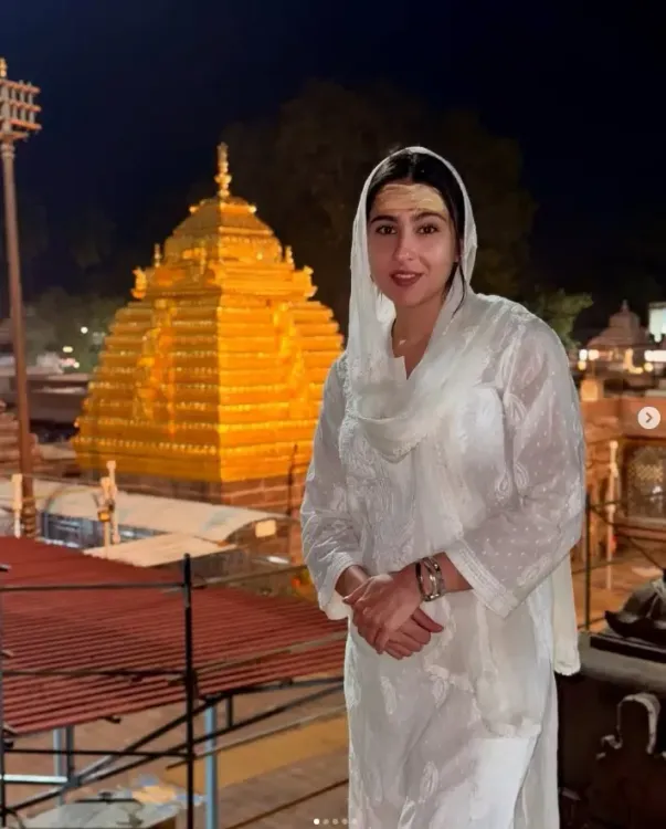 Sara Ali Khan Pays Tribute at Sri Mallikarjuna Swamy Temple