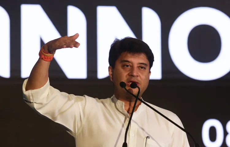 क्या सिंधिया ने अधिकारियों को विकास कार्यों के लिए समय सीमा का पालन करने का निर्देश दिया?