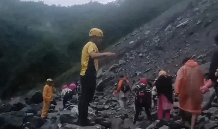 How did SDRF rescue 40 stranded devotees after landslide in Uttarakhand?