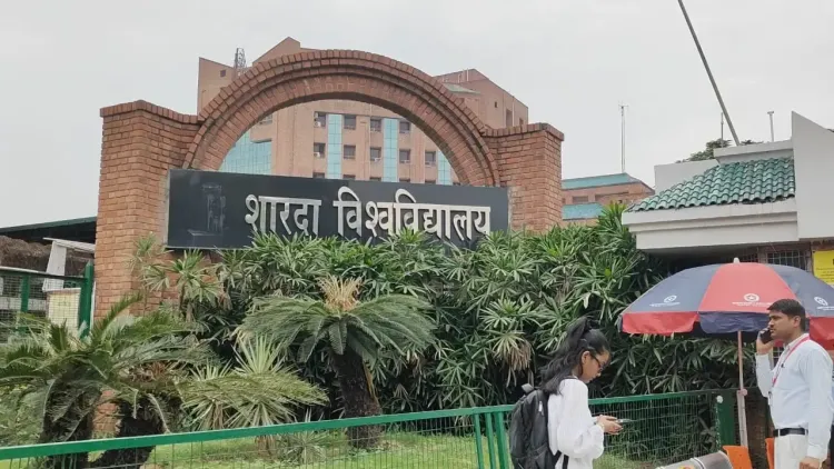 क्या शारदा विश्वविद्यालय मामले में पुलिस जांच समिति की रिपोर्ट का इंतजार कर रही है?