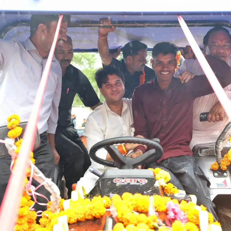 क्या शिवपुरी में बाढ़ प्रभावितों की जान बचाने वाले गिरिराज को केंद्रीय मंत्री सिंधिया ने ट्रैक्टर दिया?