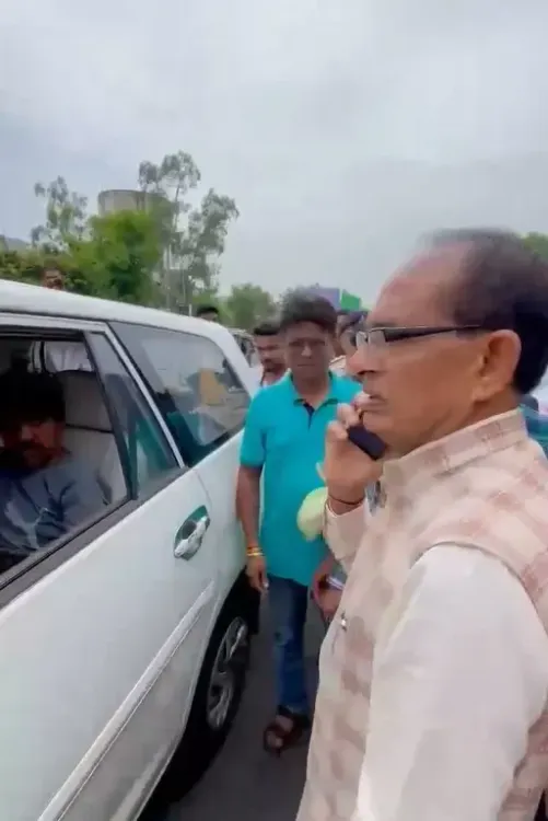 क्या शिवराज सिंह चौहान ने घायल युवक की मदद कर नया मानवीय उदाहरण पेश किया?