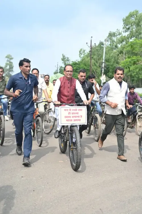 क्या शिवराज सिंह चौहान ने दो किमी तक साइकिल चलाकर भारत को स्वस्थ बनाने का संदेश दिया?