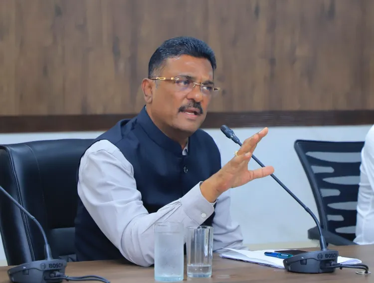 क्या मुंबई लोकल में भीड़ कम करने के लिए ऑफिस टाइम बदलने पर विचार किया जा रहा है?