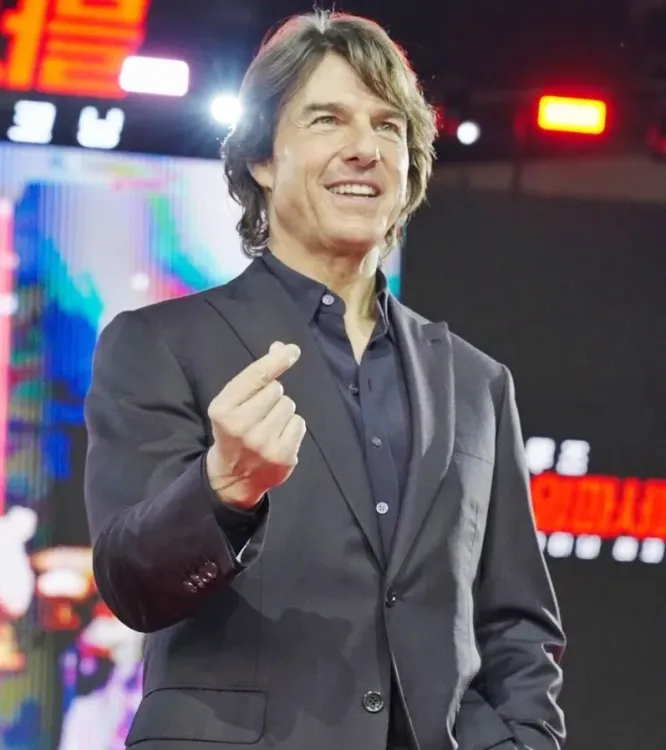 How Does Tom Cruise Enjoy Popcorn During Movies?