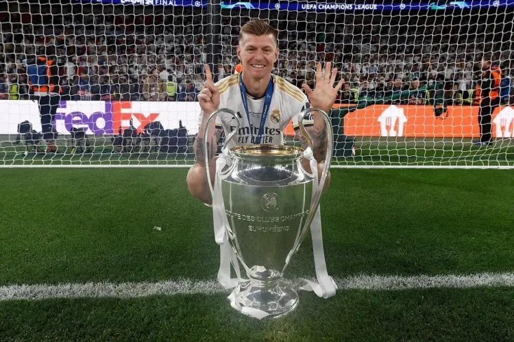 Toni Kroos and Lucy Bronze Named in Prestigious FIFPRO World 11
