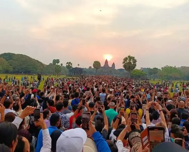 Visitors Flock to Angkor Wat for Equinox Sunrise