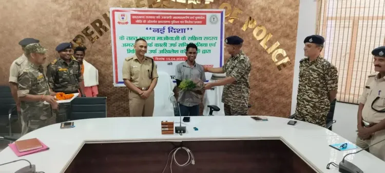Two Maoist Operatives from Chhattisgarh Surrender in Jharkhand