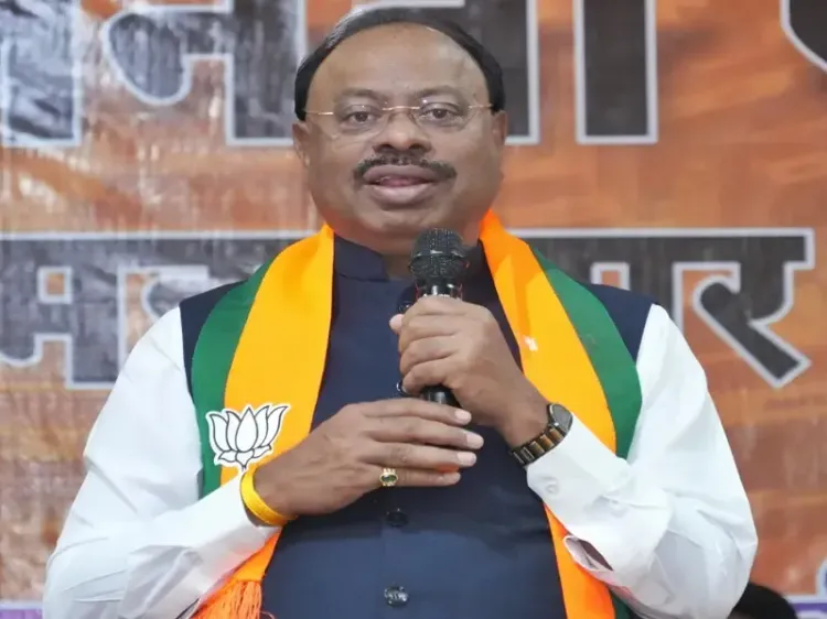 Bawankule Slams Uddhav Thackeray for Betraying Balasaheb’s Principles on Waqf Bill