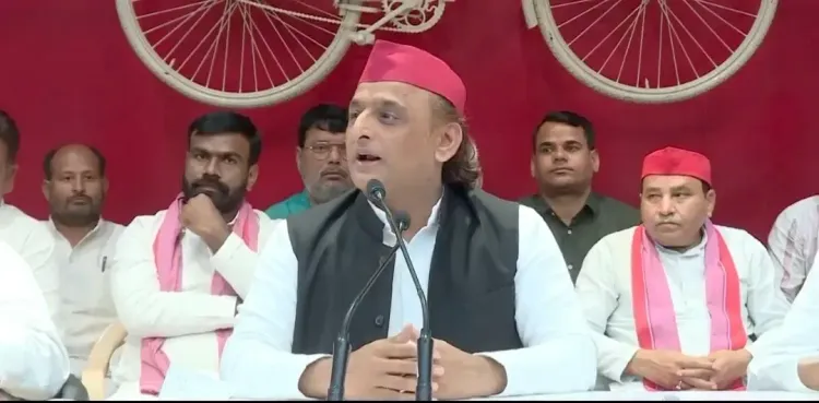 क्या अखिलेश यादव ने नदियों की सफाई को लेकर सरकार पर निशाना साधा?