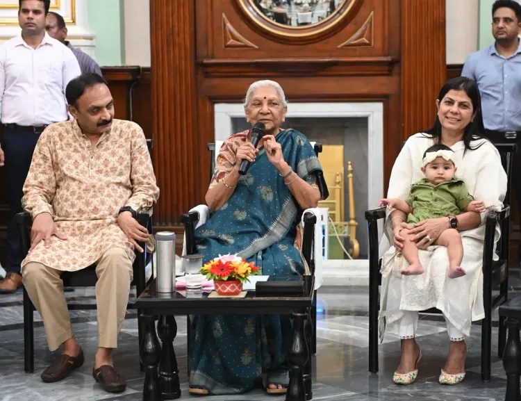 क्या यूपी में राज्यपाल आनंदीबेन ने स्वतंत्रता दिवस पर झंडा फहराया?