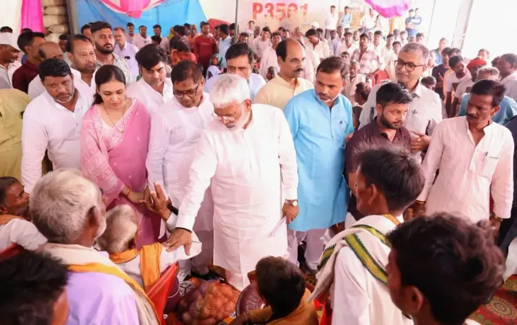 क्या उत्तर प्रदेश के फर्रुखाबाद में बाढ़ पीड़ितों को मंत्री स्वतंत्र देव सिंह ने राहत सामग्री वितरित की?