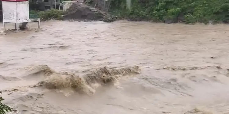 क्या उत्तराखंड में भारी बारिश से टोंस नदी का उफान प्रशासन को चौकस कर रहा है?