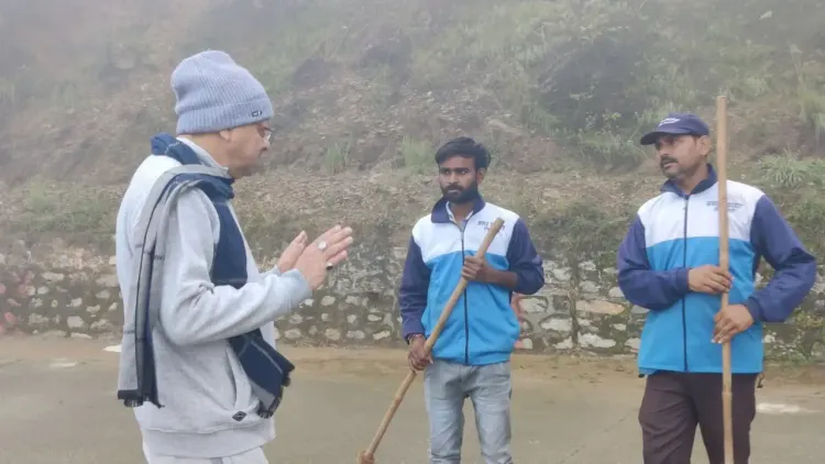 क्या मुख्यमंत्री धामी ने स्वयं सहायता समूह और सफाई कर्मियों से मुलाकात कर पर्यटकों से की अपील?